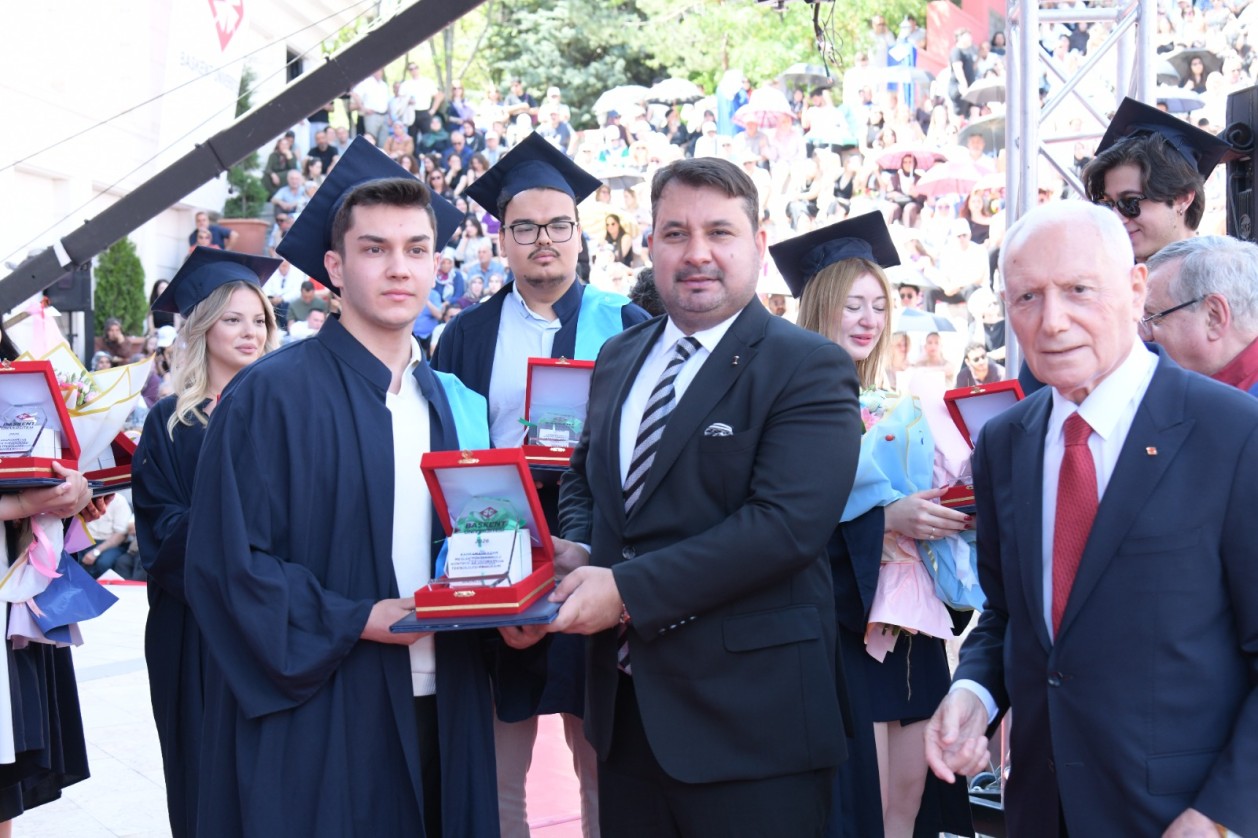 BAŞKAN ÇIRPANOĞLU BAŞKENT ÜNİVERSİTESİ MEZUNİYET TÖRENİNDE
