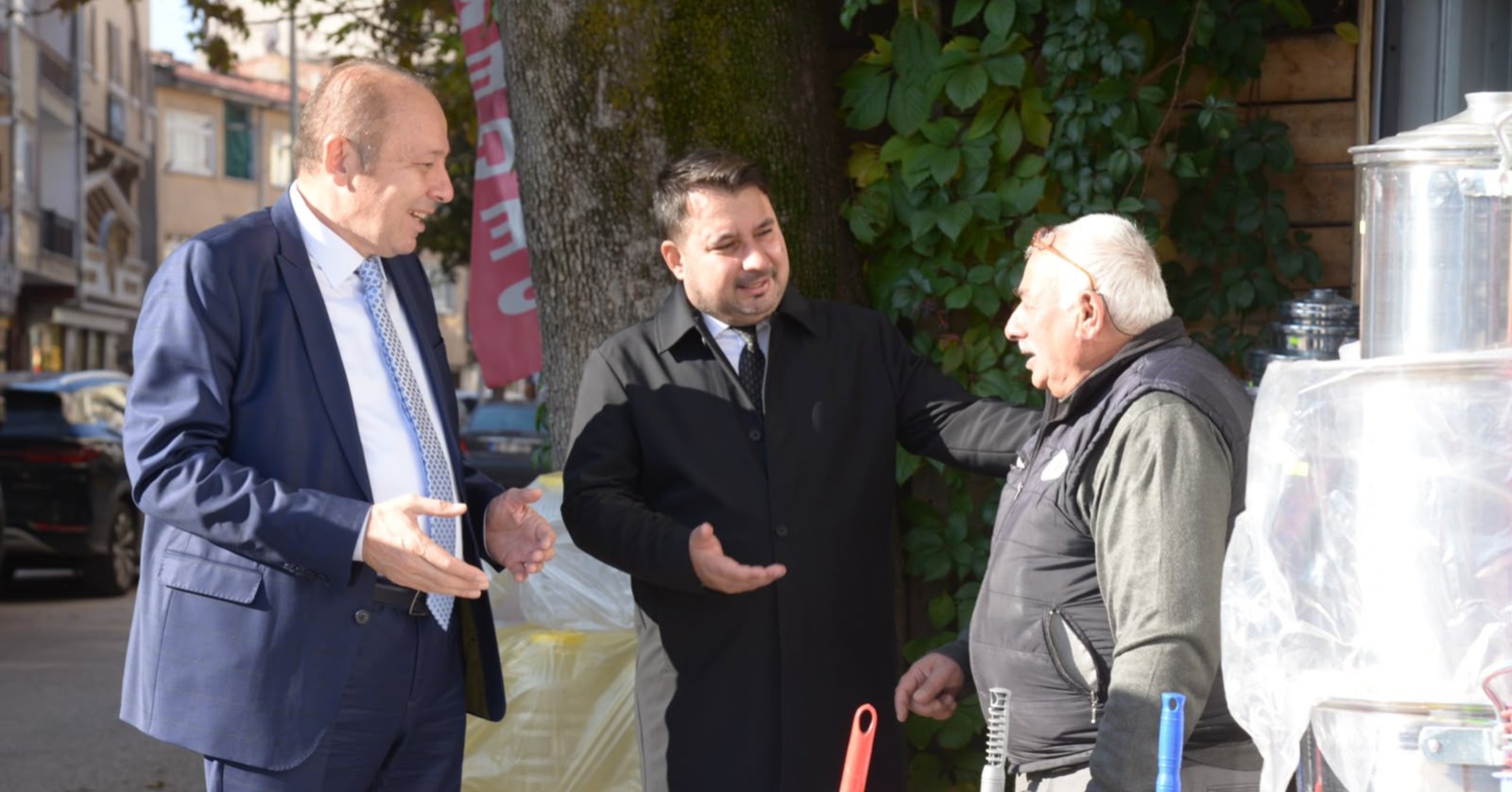 BAŞKAN ÇIRPANOĞLU VE KAYMAKAM YILMAZ İLÇE ESNAFINI ZİYARET ETTİ